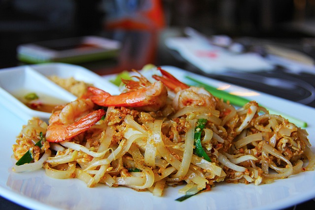 Teach how to make Thai food called Pad Thai.